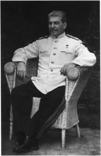 Иллюстрация к книге — О команде Сталина - годы опасной жизни в советской политике [i_024.jpg]