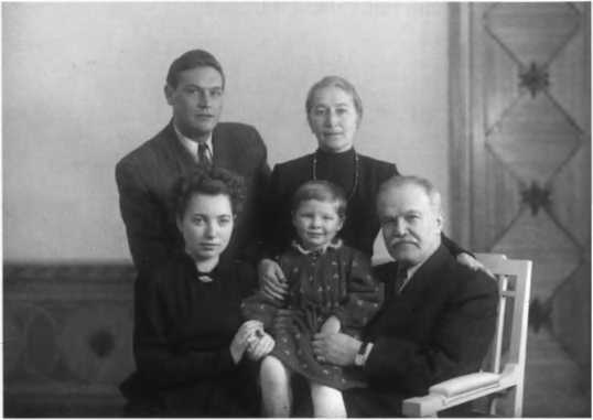 Иллюстрация к книге — О команде Сталина - годы опасной жизни в советской политике [i_029.jpg]