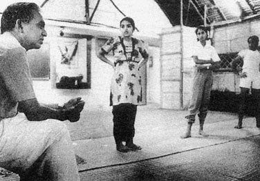 Иллюстрация к книге — Сердце йоги. Принципы построения индивидуальной практики. «Йога-сутры» Патанджали. «Йоганджалисара» Шри Кришнамачарья [i_028.jpg]