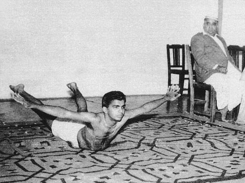 Иллюстрация к книге — Сердце йоги. Принципы построения индивидуальной практики. «Йога-сутры» Патанджали. «Йоганджалисара» Шри Кришнамачарья [i_035.jpg]