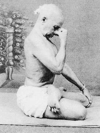 Иллюстрация к книге — Сердце йоги. Принципы построения индивидуальной практики. «Йога-сутры» Патанджали. «Йоганджалисара» Шри Кришнамачарья [i_076.jpg]