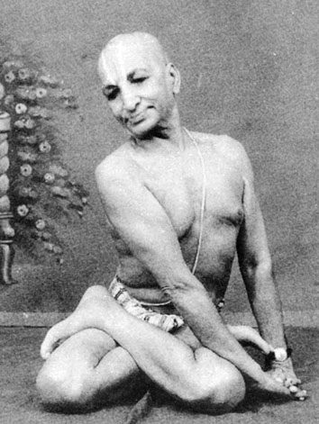 Иллюстрация к книге — Сердце йоги. Принципы построения индивидуальной практики. «Йога-сутры» Патанджали. «Йоганджалисара» Шри Кришнамачарья [i_088.jpg]