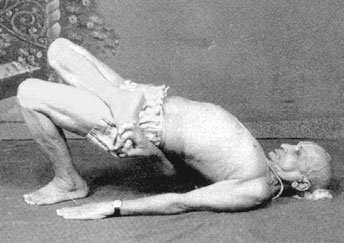 Иллюстрация к книге — Сердце йоги. Принципы построения индивидуальной практики. «Йога-сутры» Патанджали. «Йоганджалисара» Шри Кришнамачарья [i_099.jpg]