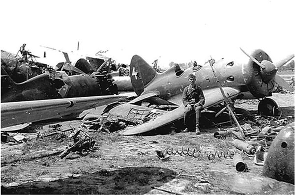 Иллюстрация к книге — Небо вторжения. Горячее лето 1941 года [i_019.jpg]