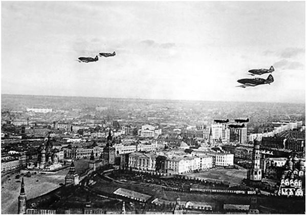 Иллюстрация к книге — Небо вторжения. Горячее лето 1941 года [i_031.jpg]