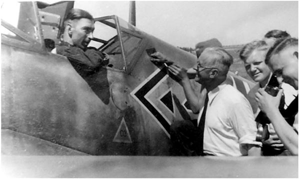 Иллюстрация к книге — Небо вторжения. Горячее лето 1941 года [i_045.jpg]