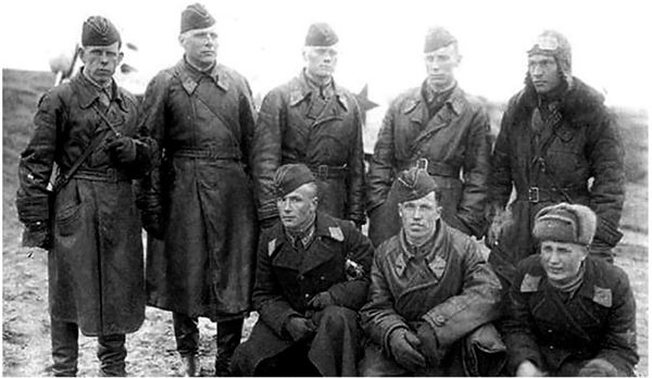 Иллюстрация к книге — Небо вторжения. Горячее лето 1941 года [i_084.jpg]