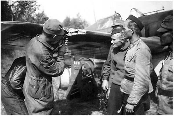 Иллюстрация к книге — Небо вторжения. Горячее лето 1941 года [i_119.jpg]