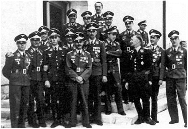 Иллюстрация к книге — Небо вторжения. Горячее лето 1941 года [i_240.jpg]