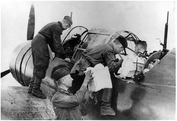 Иллюстрация к книге — Небо вторжения. Горячее лето 1941 года [i_307.jpg]