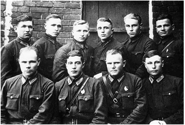 Иллюстрация к книге — Небо вторжения. Горячее лето 1941 года [i_311.jpg]