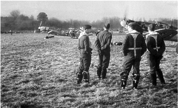 Иллюстрация к книге — Небо вторжения. Горячее лето 1941 года [i_342.jpg]