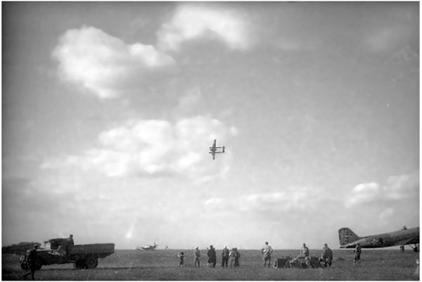 Иллюстрация к книге — Небо вторжения. Горячее лето 1941 года [i_376.jpg]