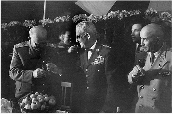 Иллюстрация к книге — Небо вторжения. Горячее лето 1941 года [i_382.jpg]