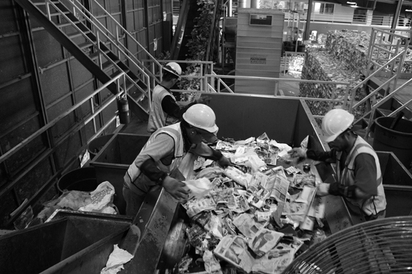 Иллюстрация к книге — Планета свалок. Путешествия по многомиллиардной мусорной индустрии [i_007.jpg]