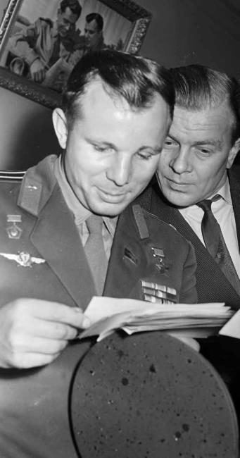 Иллюстрация к книге — Юрий Гагарин. Первый человек в космосе. Как это было [i_038.jpg]