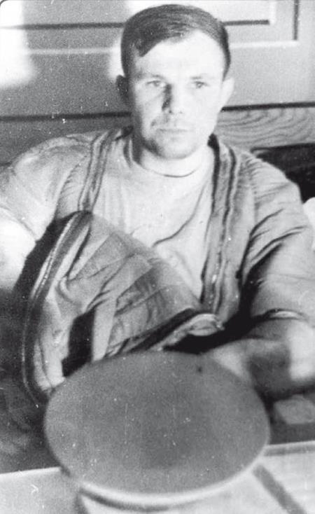 Иллюстрация к книге — Юрий Гагарин. Первый человек в космосе. Как это было [i_043.jpg]