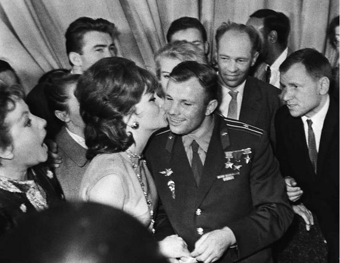 Иллюстрация к книге — Юрий Гагарин. Первый человек в космосе. Как это было [i_089.jpg]