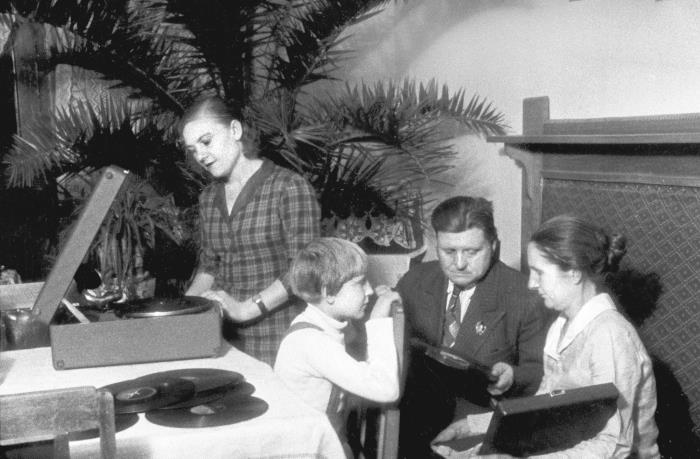 Иллюстрация к книге — 1937. Большой террор. Хроника одного года [i_046.jpg]