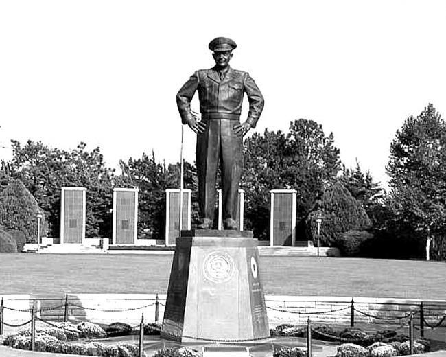 Иллюстрация к книге — Поход в Европу. Когда Америка была с Россией [i_029.jpg]