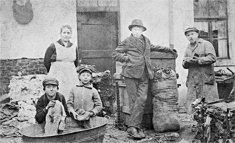 Иллюстрация к книге — Непокоренный. От чудом уцелевшего в Освенциме до легенды Уолл-стрит: выдающаяся история Зигберта Вильцига [i_001.jpg]