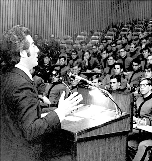 Иллюстрация к книге — Непокоренный. От чудом уцелевшего в Освенциме до легенды Уолл-стрит: выдающаяся история Зигберта Вильцига [i_013.jpg]