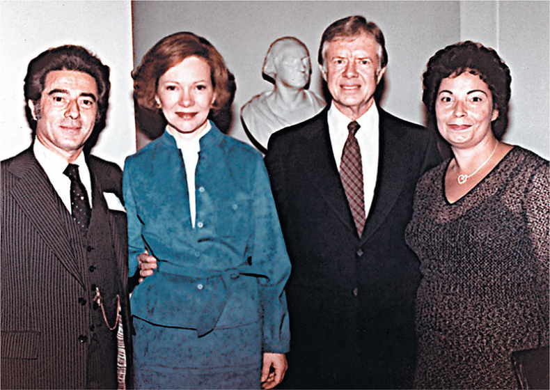 Иллюстрация к книге — Непокоренный. От чудом уцелевшего в Освенциме до легенды Уолл-стрит: выдающаяся история Зигберта Вильцига [i_017.jpg]