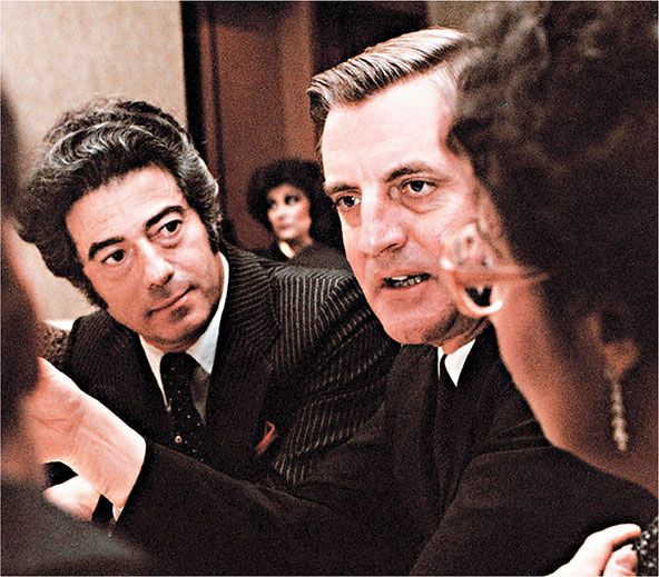 Иллюстрация к книге — Непокоренный. От чудом уцелевшего в Освенциме до легенды Уолл-стрит: выдающаяся история Зигберта Вильцига [i_018.jpg]