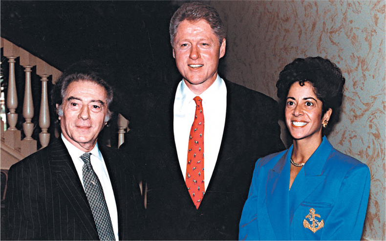 Иллюстрация к книге — Непокоренный. От чудом уцелевшего в Освенциме до легенды Уолл-стрит: выдающаяся история Зигберта Вильцига [i_024.jpg]