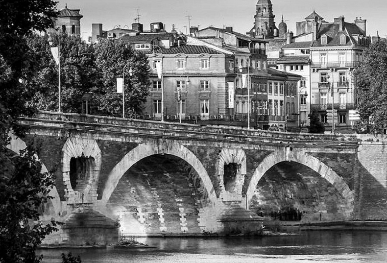 Иллюстрация к книге — Волшебное лето во Франции. Замки, фиалки и вишневый пирог [i_031.jpg]