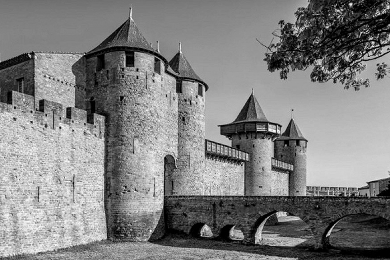 Иллюстрация к книге — Волшебное лето во Франции. Замки, фиалки и вишневый пирог [i_049.jpg]