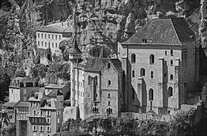 Иллюстрация к книге — Волшебное лето во Франции. Замки, фиалки и вишневый пирог [i_078.jpg]