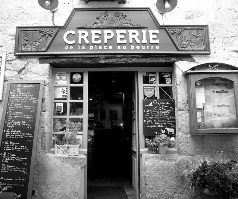 Иллюстрация к книге — Волшебное лето во Франции. Замки, фиалки и вишневый пирог [i_115.jpg]