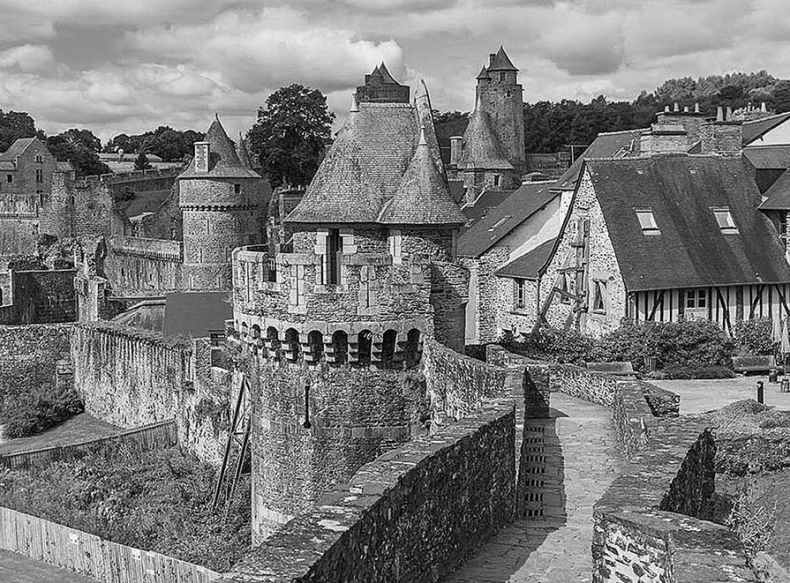 Иллюстрация к книге — Волшебное лето во Франции. Замки, фиалки и вишневый пирог [i_124.jpg]