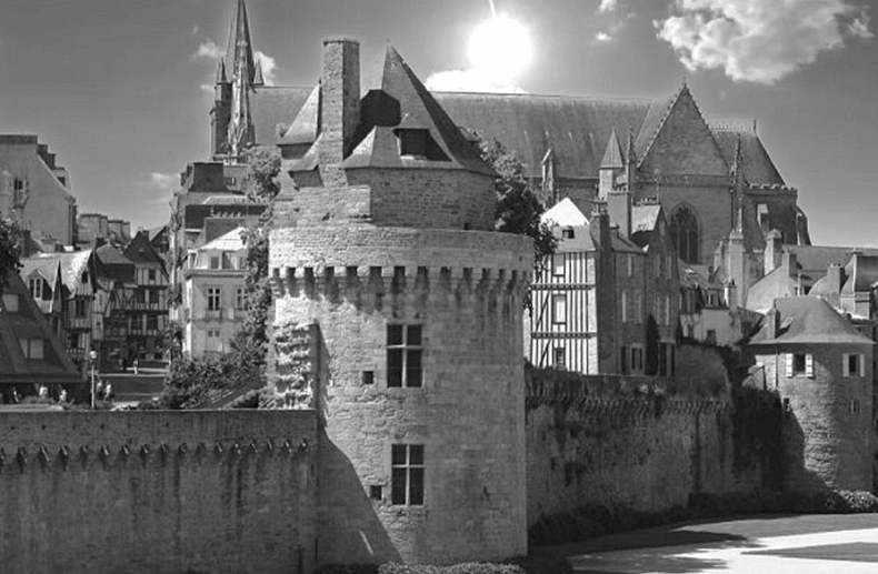 Иллюстрация к книге — Волшебное лето во Франции. Замки, фиалки и вишневый пирог [i_159.jpg]