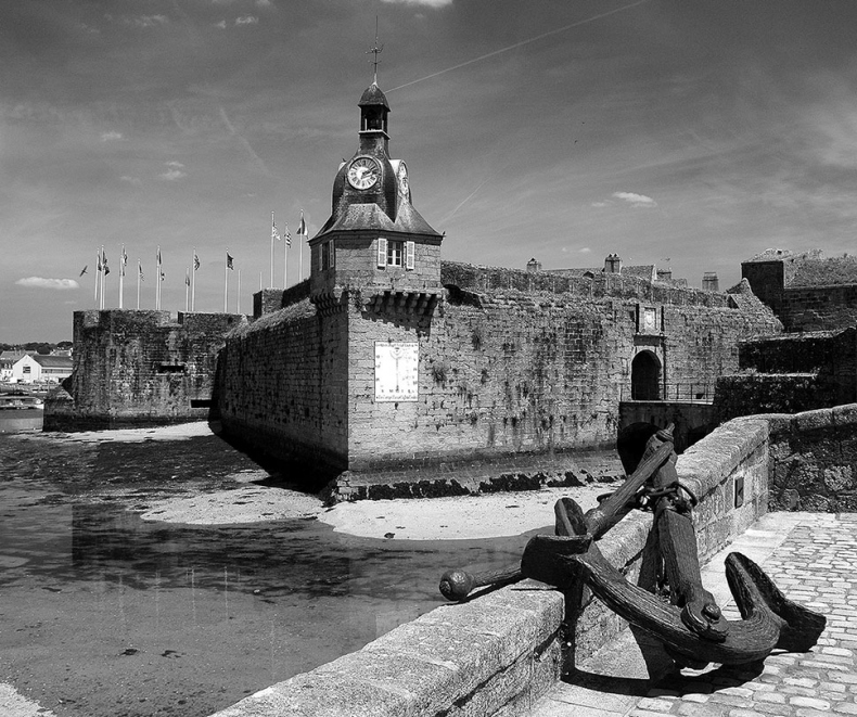 Иллюстрация к книге — Волшебное лето во Франции. Замки, фиалки и вишневый пирог [i_164.jpg]