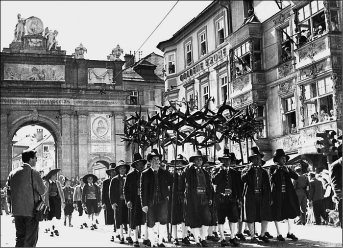 Иллюстрация к книге — 100 великих тайн дипломатии [_stranica_523_izobrazhenie_0001.jpg]