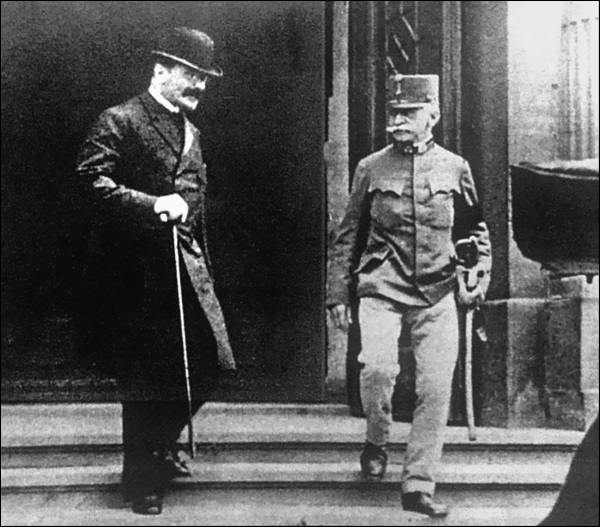 Иллюстрация к книге — 100 великих тайн дипломатии [i_049.jpg]