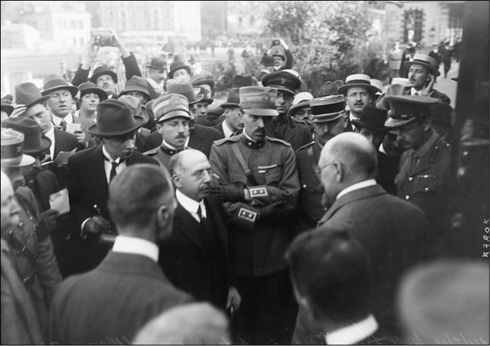 Иллюстрация к книге — 100 великих тайн дипломатии [i_051.jpg]