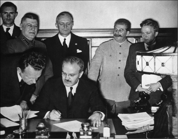 Иллюстрация к книге — 100 великих тайн дипломатии [i_077.jpg]