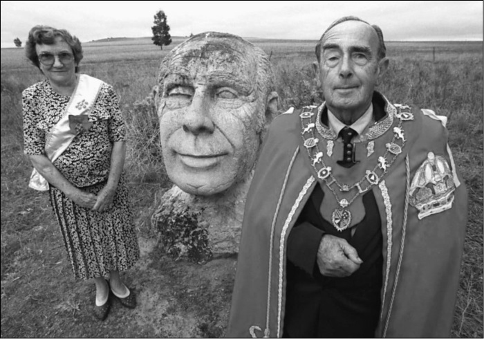 Иллюстрация к книге — 100 великих тайн дипломатии [i_086.jpg]