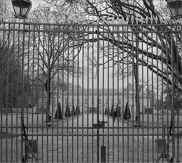 Иллюстрация к книге — Нравы Мальмезонского дворца [i_001.jpg]