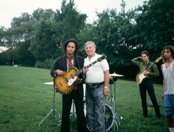 Иллюстрация к книге — Пусть правит любовь. Автобиография [i_036.jpg]