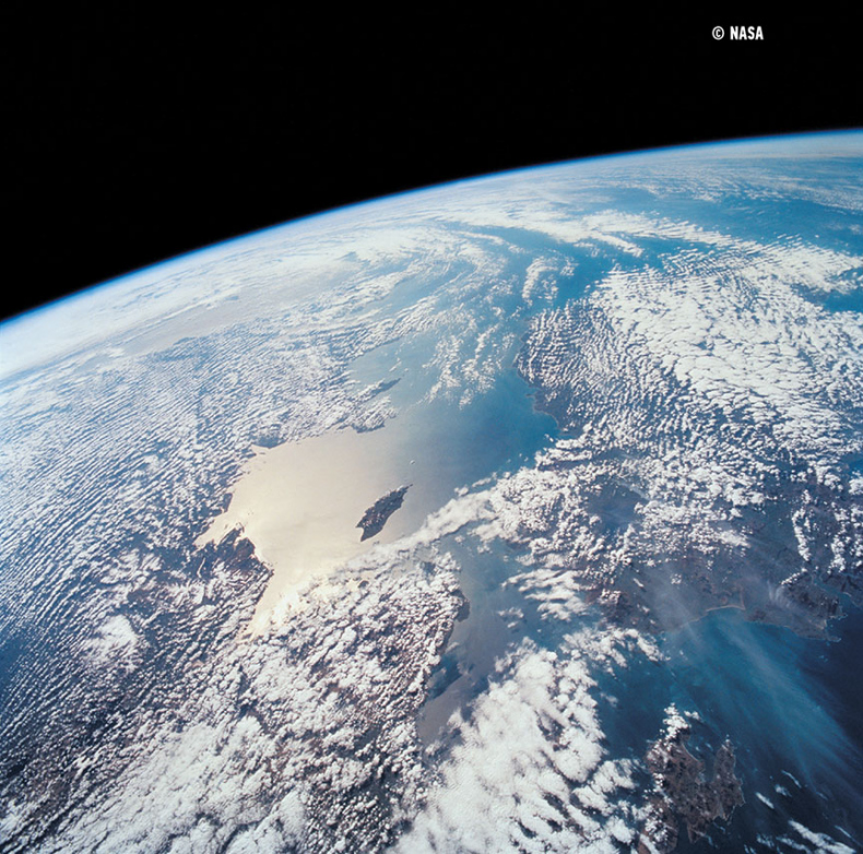 Иллюстрация к книге — Назад на Землю. Что мне открыла жизнь в космосе о нашей родной планете и о миссии по защите Земли [i_001.jpg]