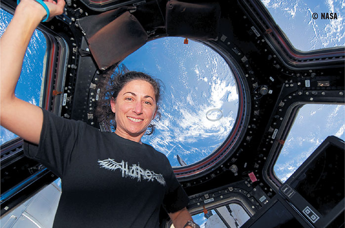 Иллюстрация к книге — Назад на Землю. Что мне открыла жизнь в космосе о нашей родной планете и о миссии по защите Земли [i_004.jpg]