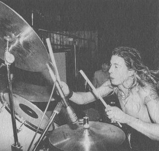 Иллюстрация к книге — Рассказчик. Воспоминания барабанщика Nirvana и фронтмена Foo Fighters [i_026.jpg]