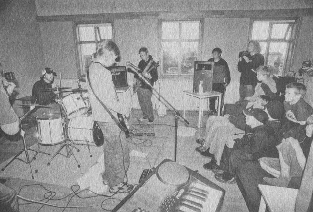 Иллюстрация к книге — Рассказчик. Воспоминания барабанщика Nirvana и фронтмена Foo Fighters [i_037.jpg]