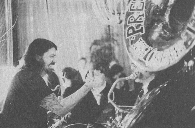 Иллюстрация к книге — Рассказчик. Воспоминания барабанщика Nirvana и фронтмена Foo Fighters [i_049.jpg]