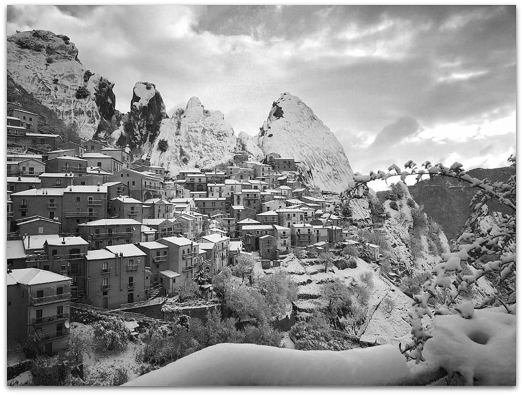 Иллюстрация к книге — Убийство и рождественский пирог [i_001.webp]