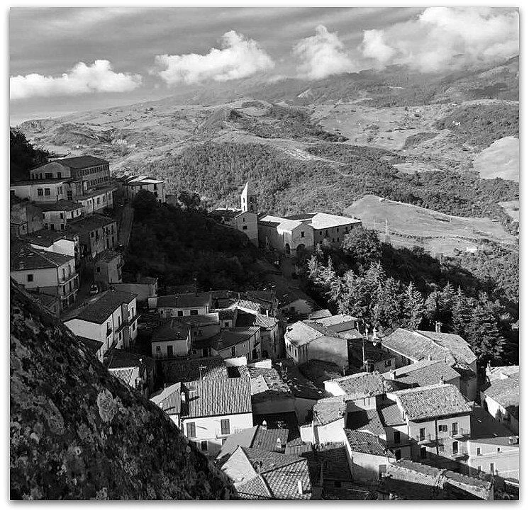 Иллюстрация к книге — Убийство и рождественский пирог [i_006.webp]